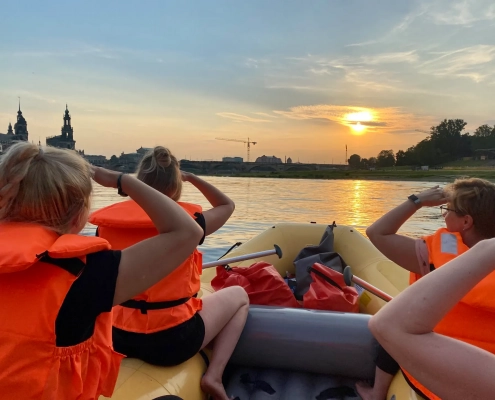 Blick aus einem Schlauchboot auf die Elbe und die Dresdner Altstadt