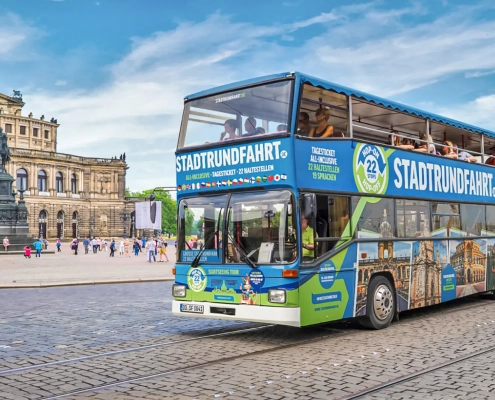 Ein blauer Bus der Stadtrundfahrt Dresden vor der Semperoper