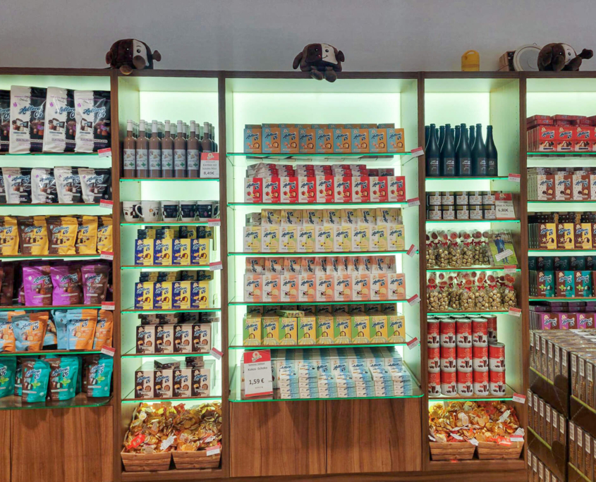 Regale mit Produkten im Hallorenshop Dresden