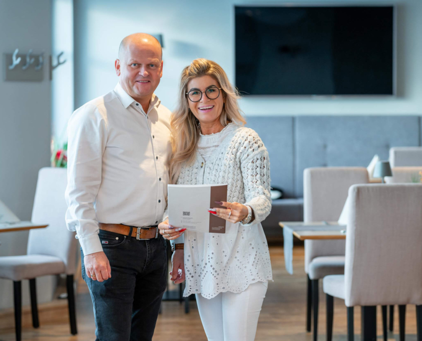 Familie Rühle lächelnd in einem modernen Restaurantbereich