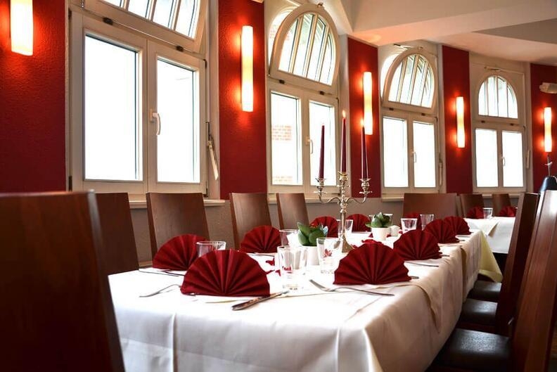 Yenidze Kuppelrestaurant 03 Gedeckte Tafel im Kuppelrestaurant in der Yenidze