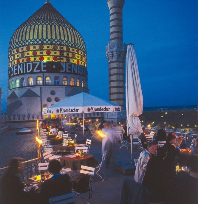 Yenidze Kuppelrestaurant 05 Blick in den Biergarten auf dem Dach der Yenidze
