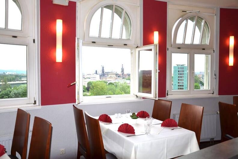 Yenidze-Kuppelrestaurant-08 Tisch mit Ausblick – Blick aus dem Kuppelrestaurant in der Yenidze