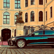 Eine elegante schwarze Limousine parkt auf direkt vor dem Hotel Taschenbergpalais Kempinski in Dresden.