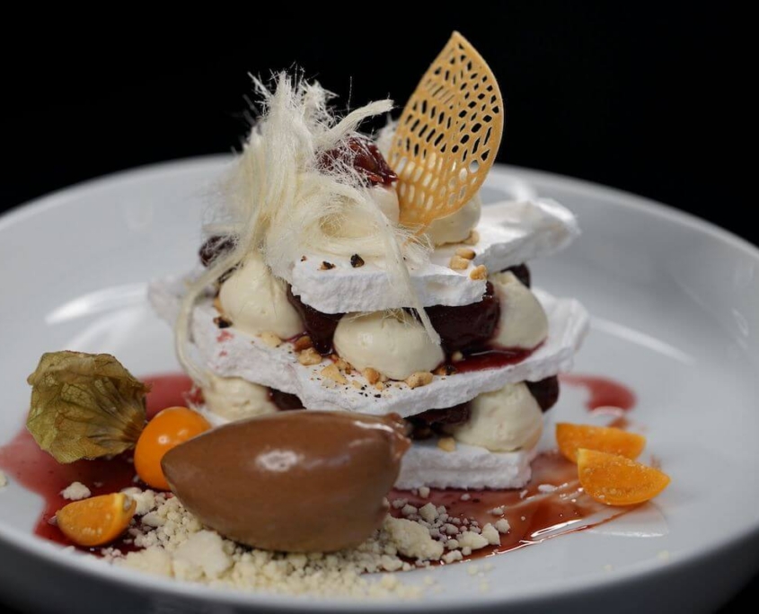 Geschichteter süßer Nachtisch im Restaurant Petit Frank Dresden.