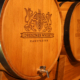 Detailaufnahme von zwei hölzernen Eichenfässern mit dem eingebrannten Logo der Dresdner Whisky Manufaktur und silbernen Zapfhähnen zur Fassabfüllung.