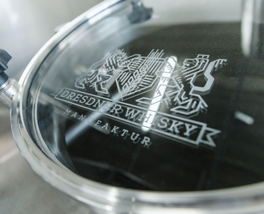Dresdner Whisky Manufaktur 04 Makroaufnahme eines Fassdeckels mit Logo der Dresdner Whisky Manufaktur.