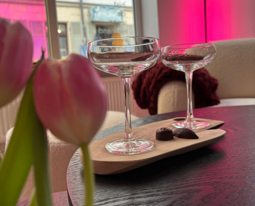 TRU Fotostudio Dresden Lounge 02 Fotostudio Lounge – Detailaufnahme von Gläsern und Pralinen